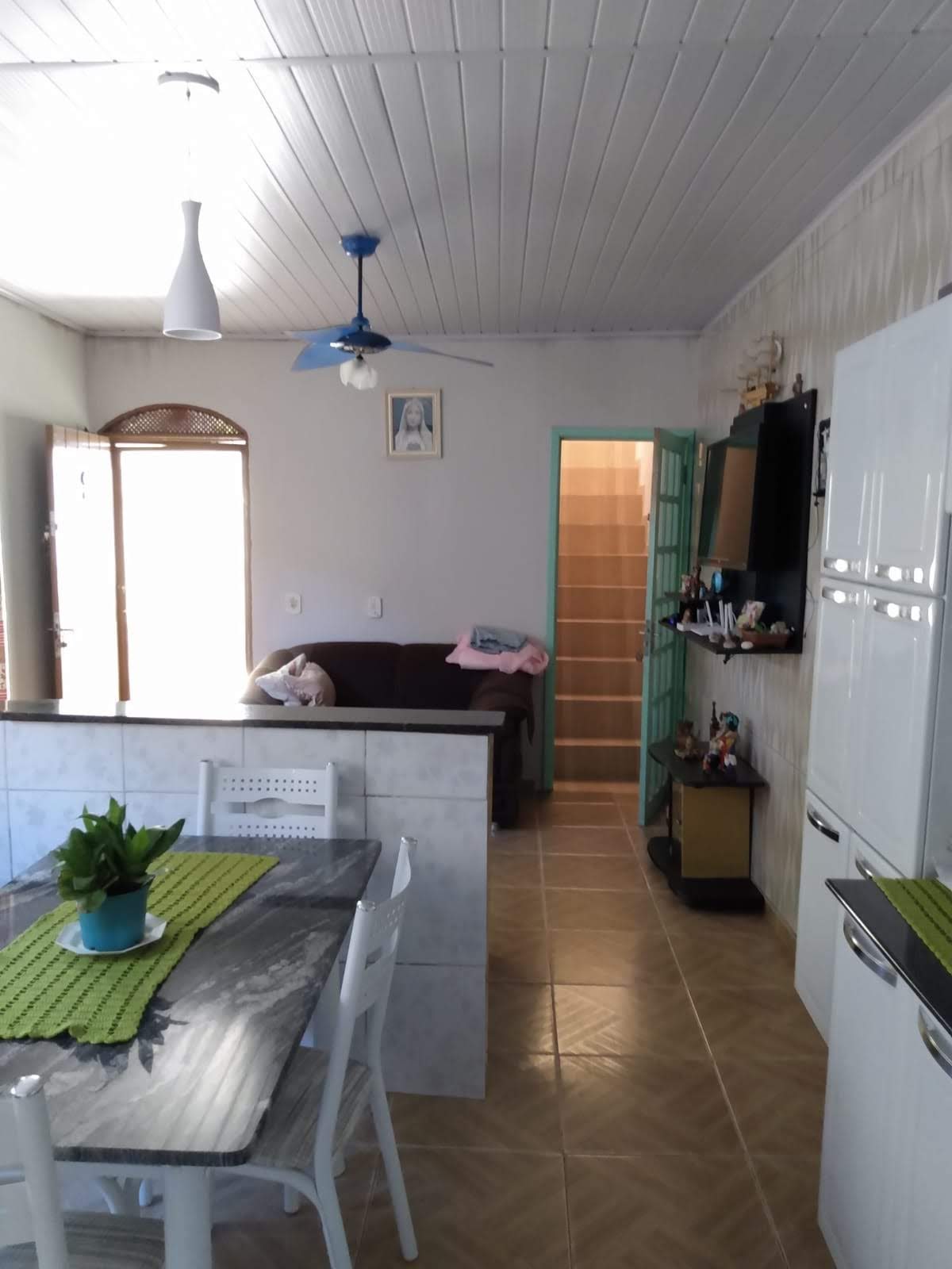 Casa em Mongaguá 3 quartos, uma suíte, sala, cozinha estilo americana, 2 banheiros social, churrasqueira   | código 1061