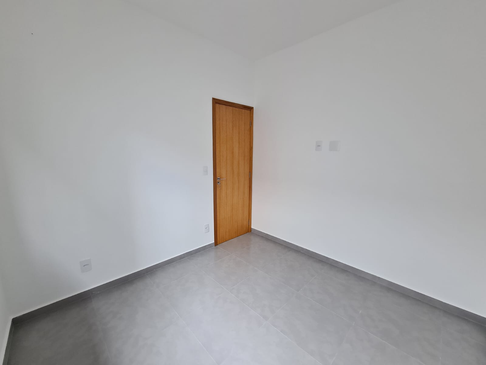Casa com: 2 quartos, sala e cozinha integradas e garagem + 26 m² gramado Extrema MG - Código 1093