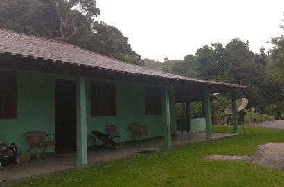 Chácara com piscina, churrasqueira; casa sede .. com : 3 Quartos espaçosos, 2 banheiros | Código 1082