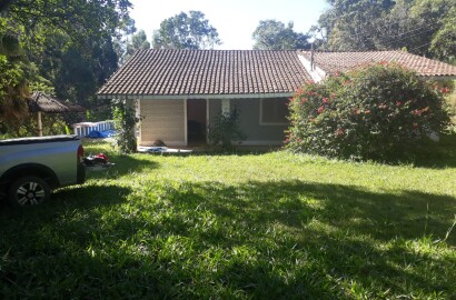 Chácara, casa com 9 cômodos, piscina, muito bem localizada em Toledo - MG | Código 1085