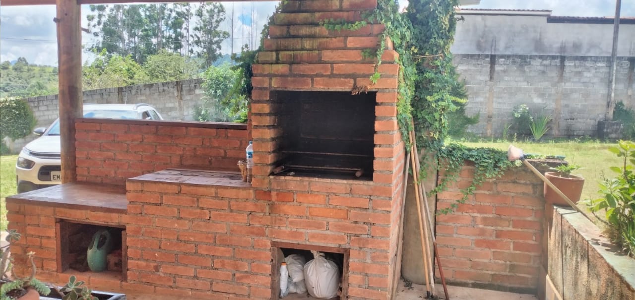 Chácara Casa em estilo rustico com 5 quartos, com pomar, piscina, churrasqueira, campo de futebol Código 1090