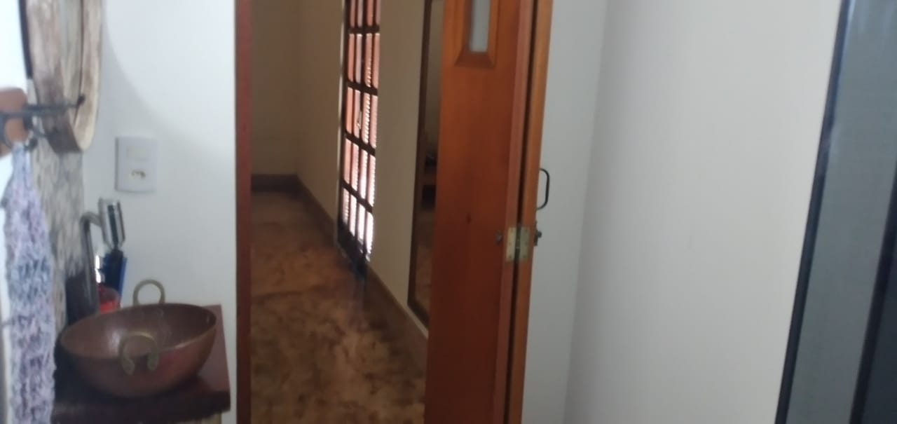 Chácara Casa em estilo rustico com 5 quartos, com pomar, piscina, churrasqueira, campo de futebol Código 1090