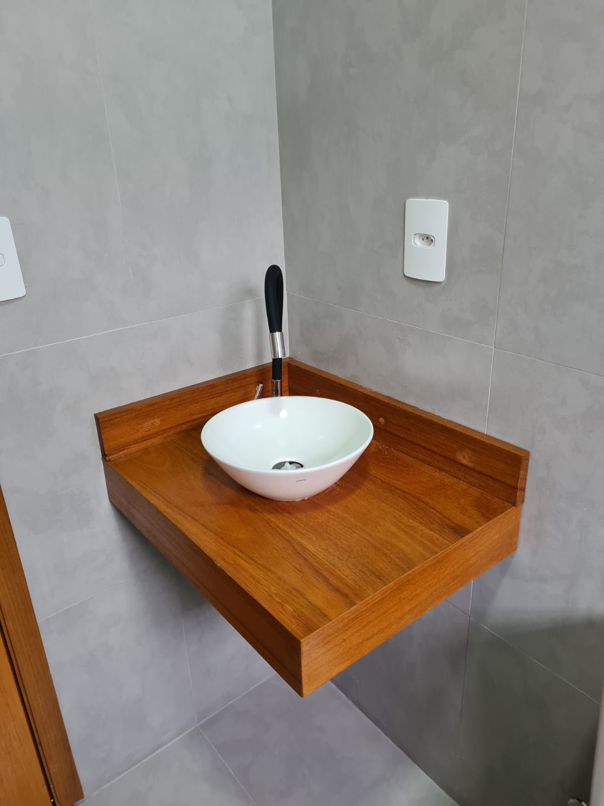 Casa com: 2 quartos, sala e cozinha integradas e garagem Extrema MG Código 1092
