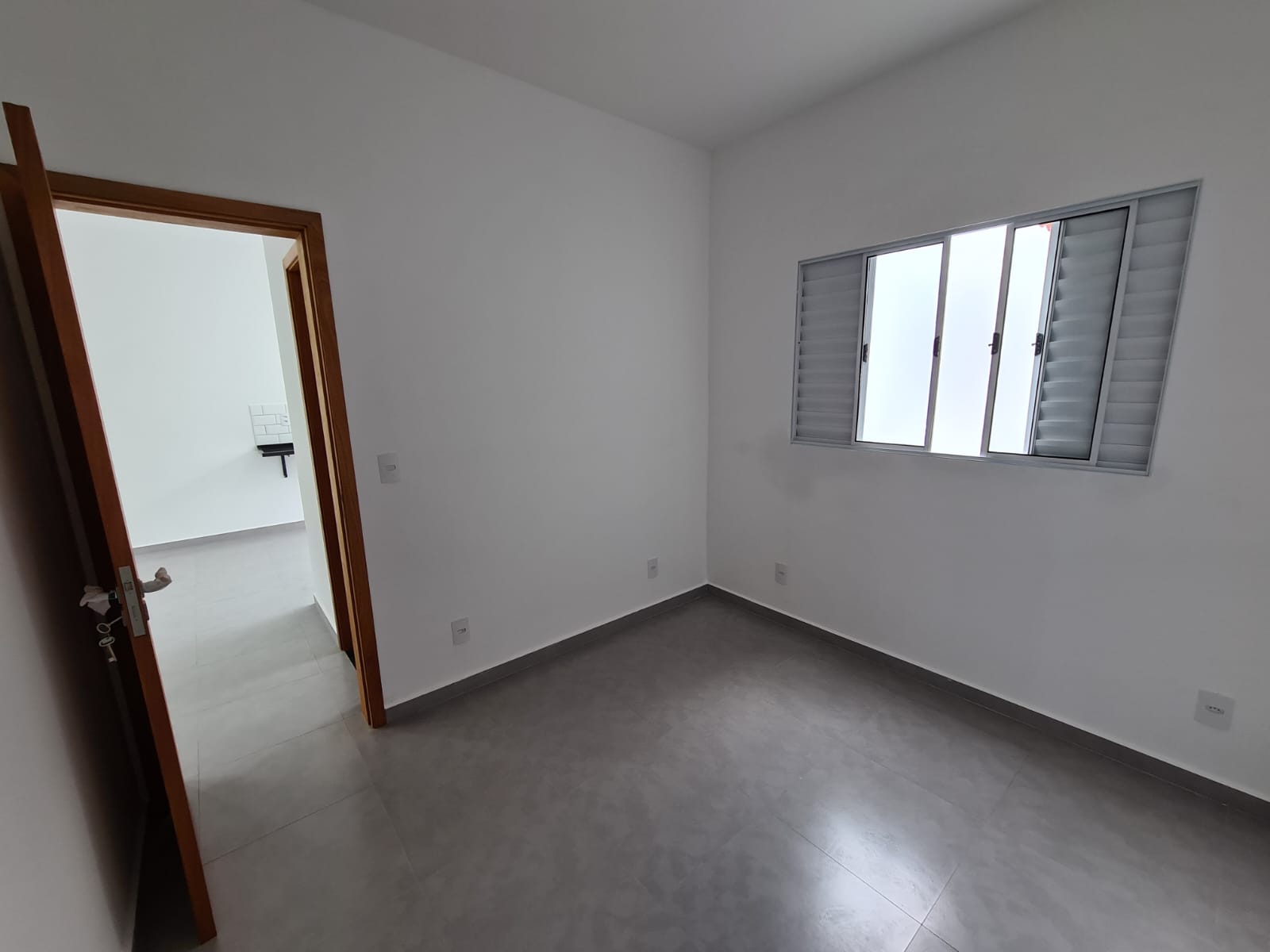 Casa com: 2 quartos, sala e cozinha integradas e garagem Extrema MG Código 1092