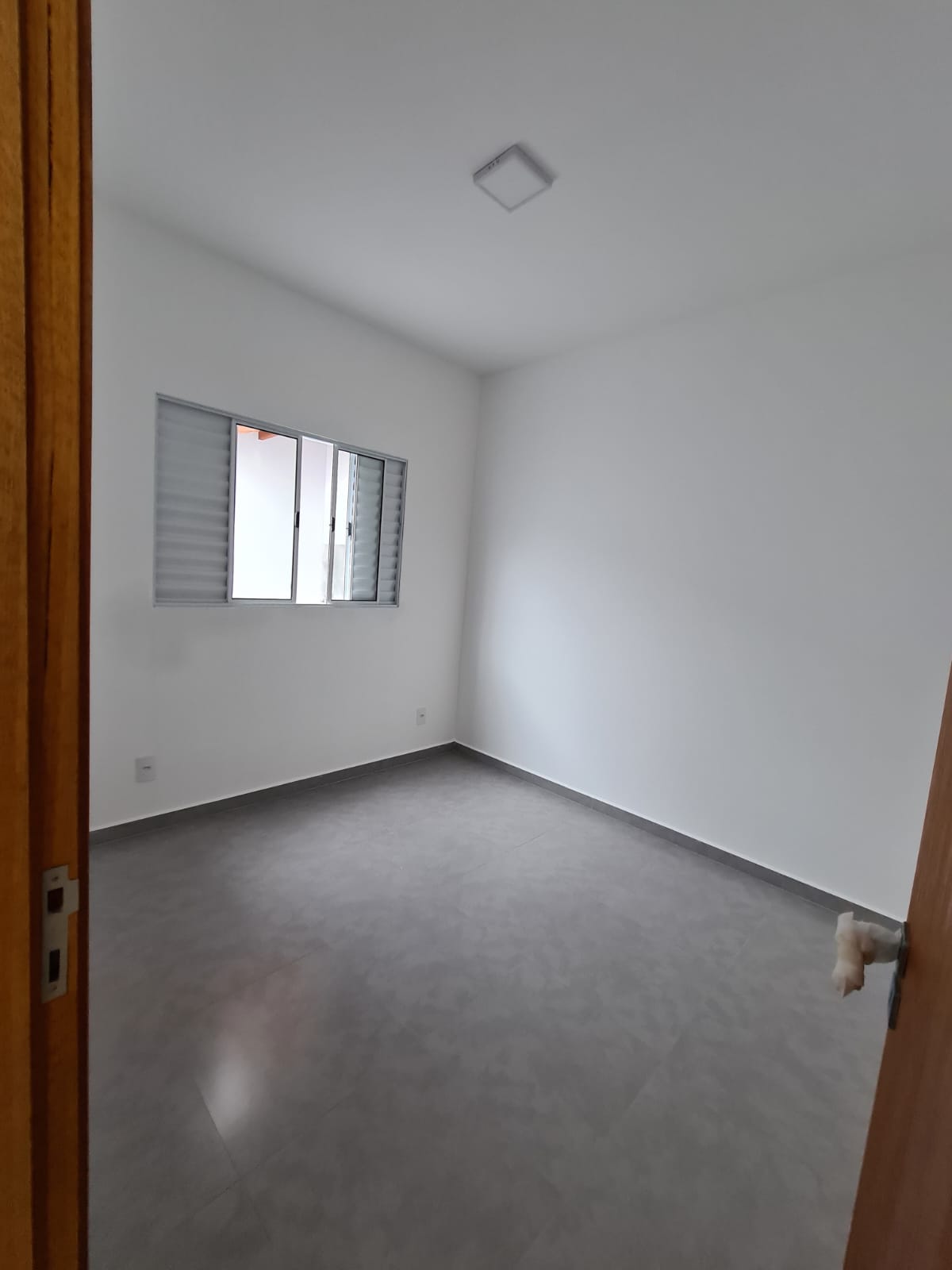Casa com: 2 quartos, sala e cozinha integradas e garagem Extrema MG Código 1092