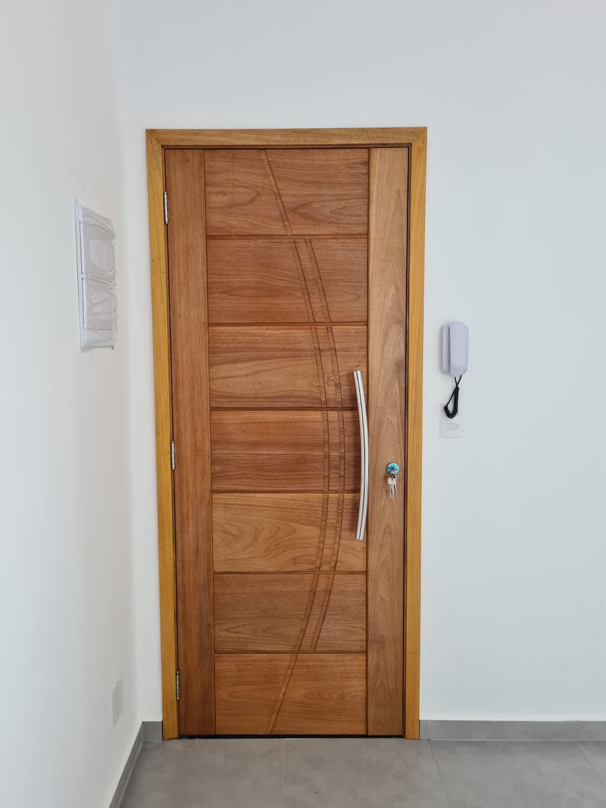 Casa com: 2 quartos, sala e cozinha integradas e garagem Extrema MG Código 1092
