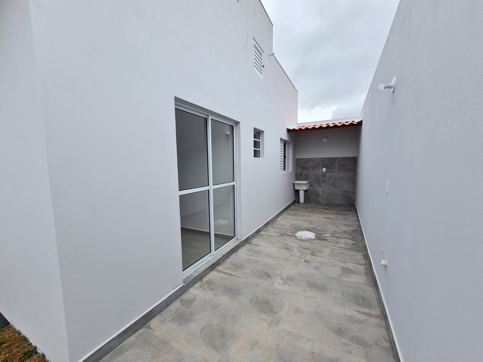 Casa com: 2 quartos, sala e cozinha integradas e garagem Extrema MG Código 1092