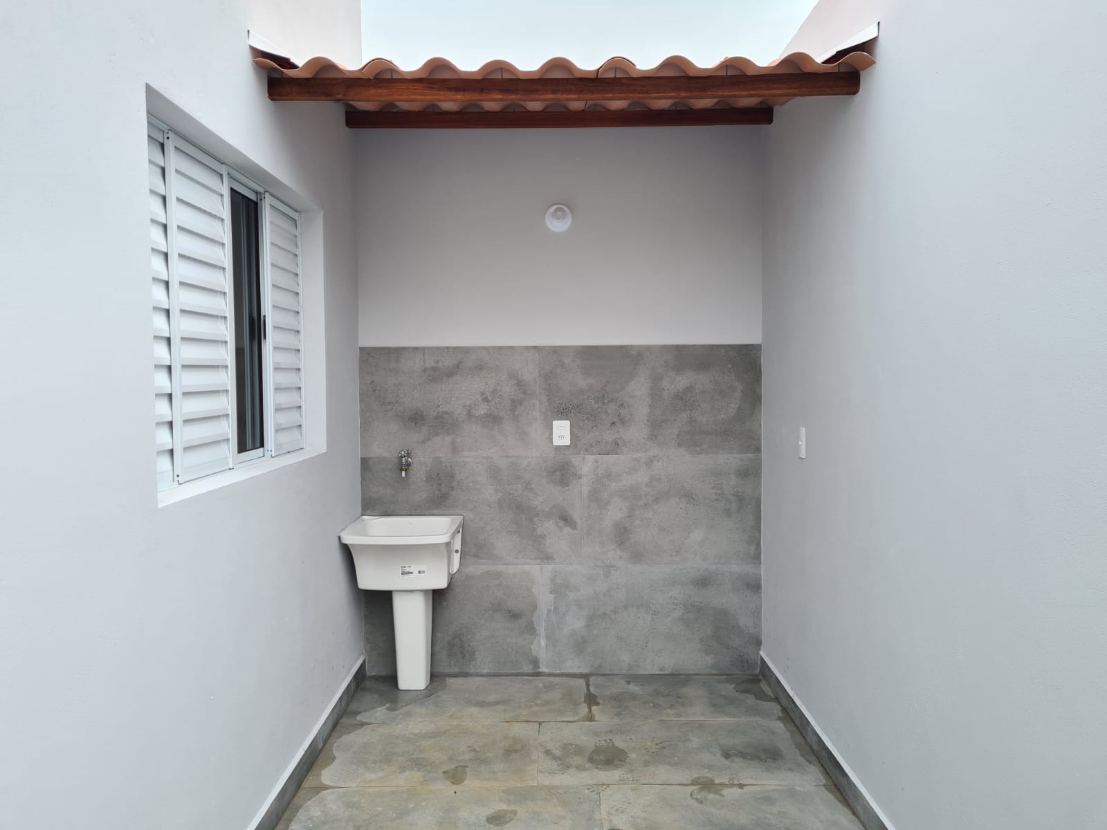 Casa com: 2 quartos, sala e cozinha integradas e garagem Extrema MG Código 1092