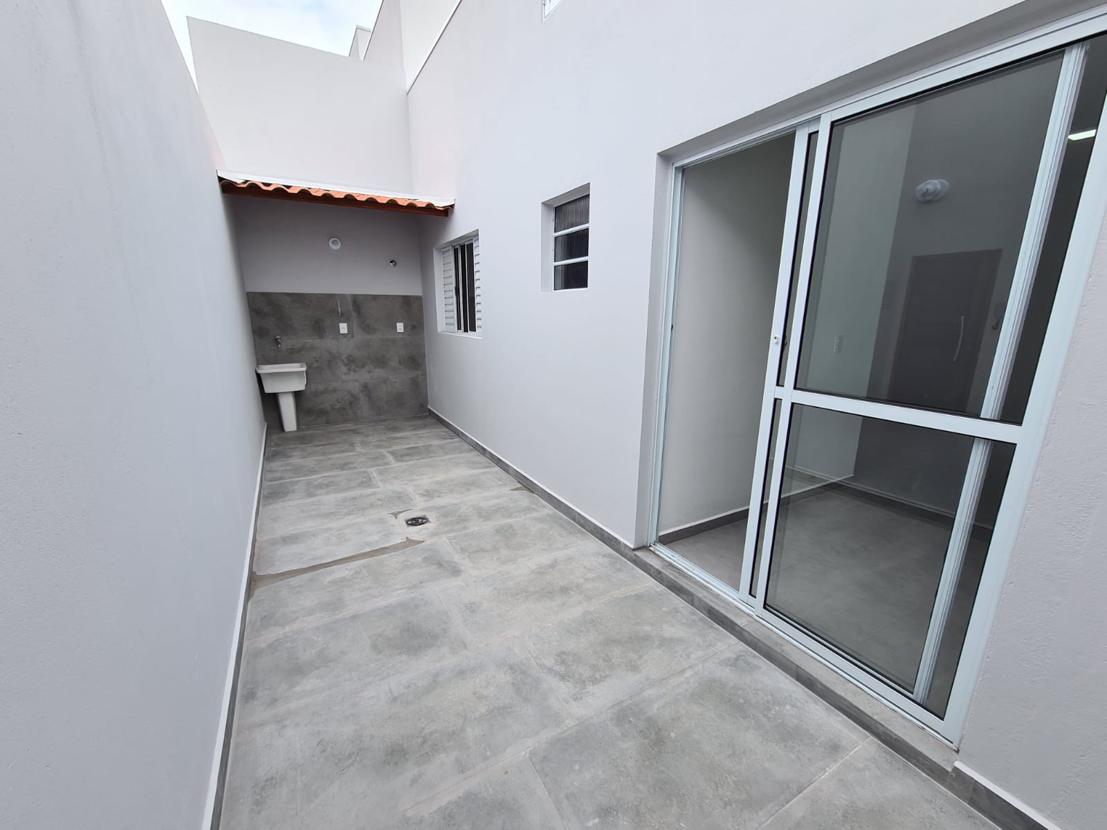 Casa com: 2 quartos, sala e cozinha integradas e garagem Extrema MG Código 1092