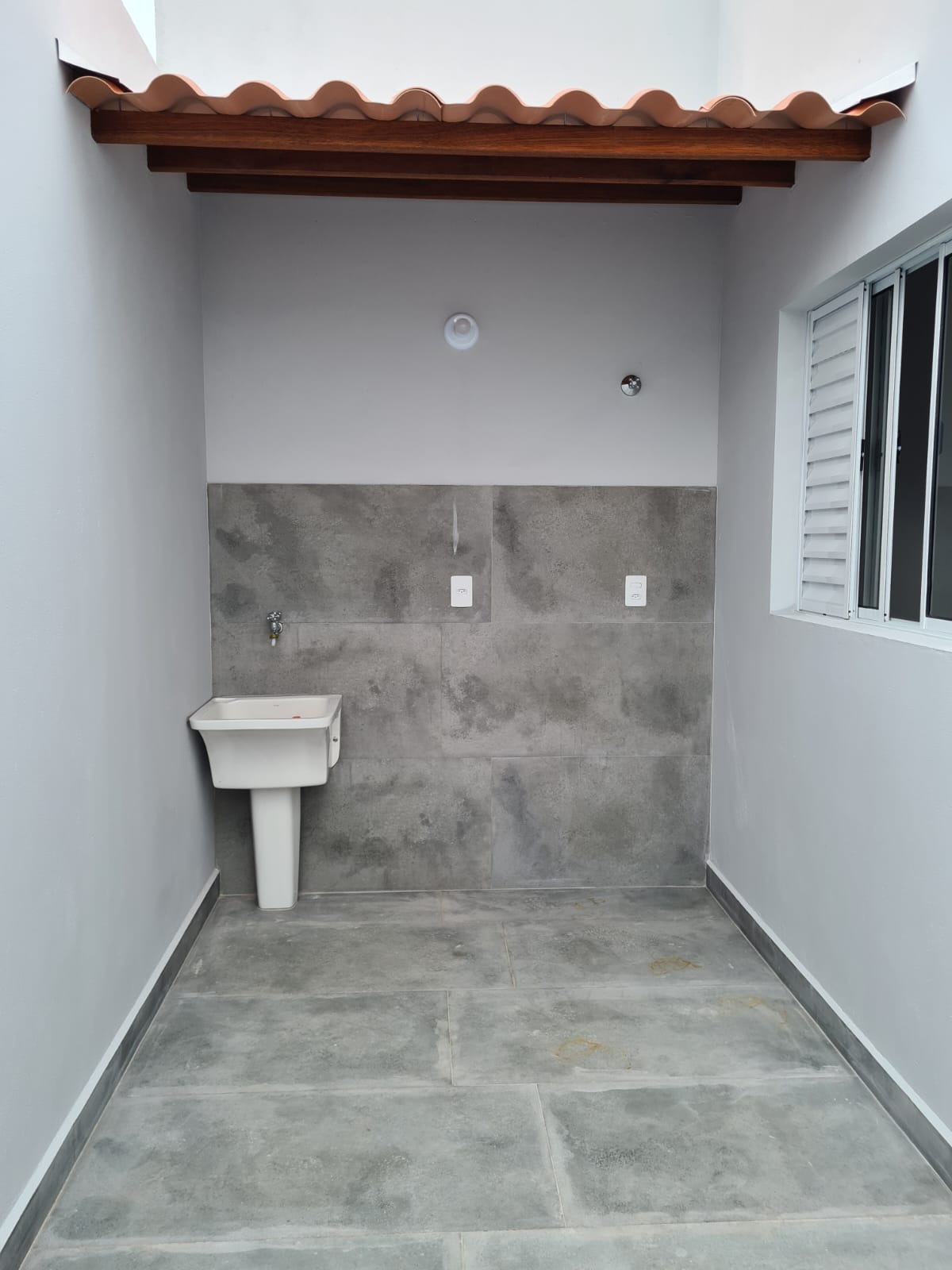 Casa com: 2 quartos, sala e cozinha integradas e garagem + 26 m² gramado Extrema MG - Código 1093