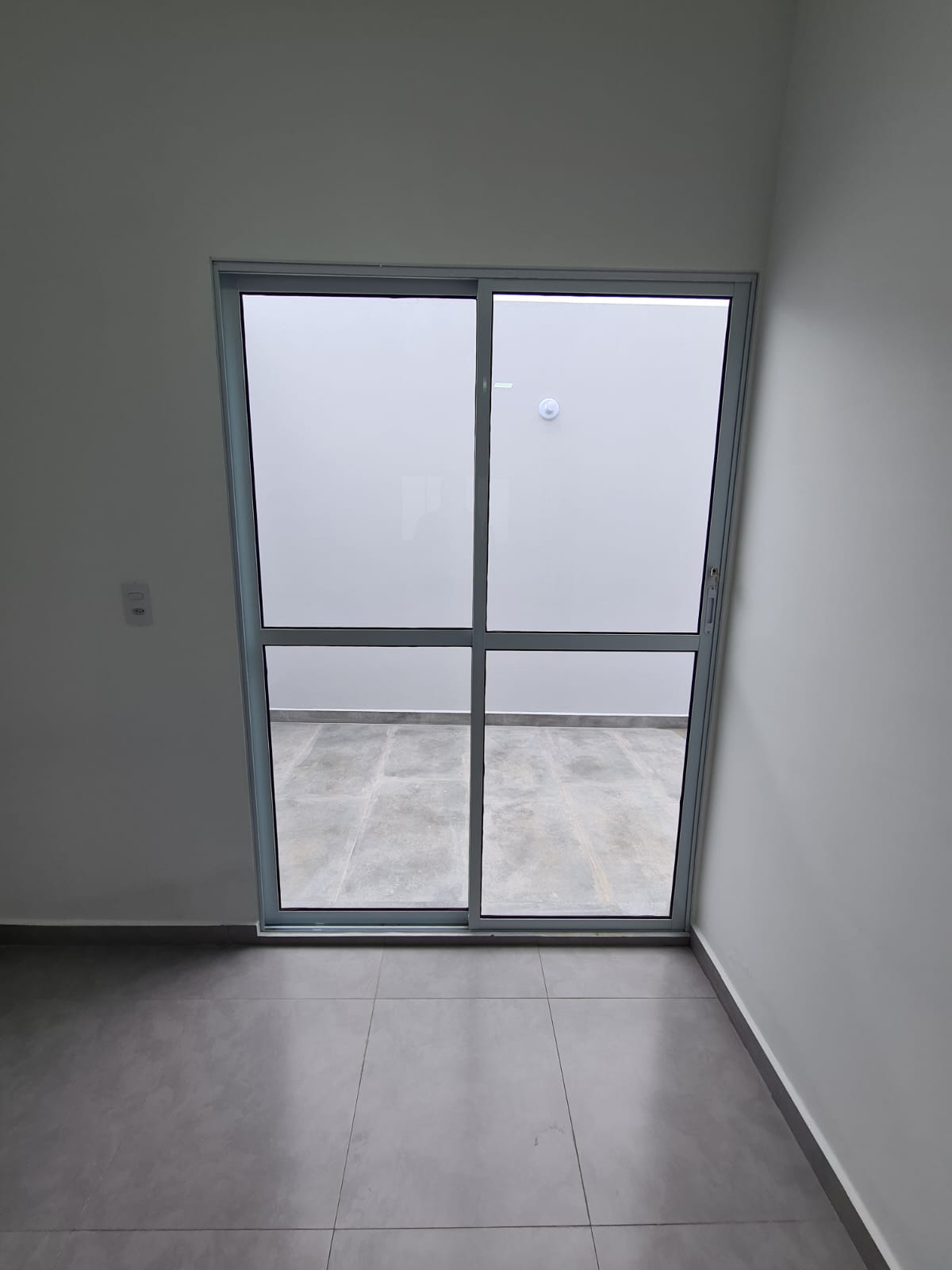 Casa com: 2 quartos, sala e cozinha integradas e garagem Extrema MG Código 1092