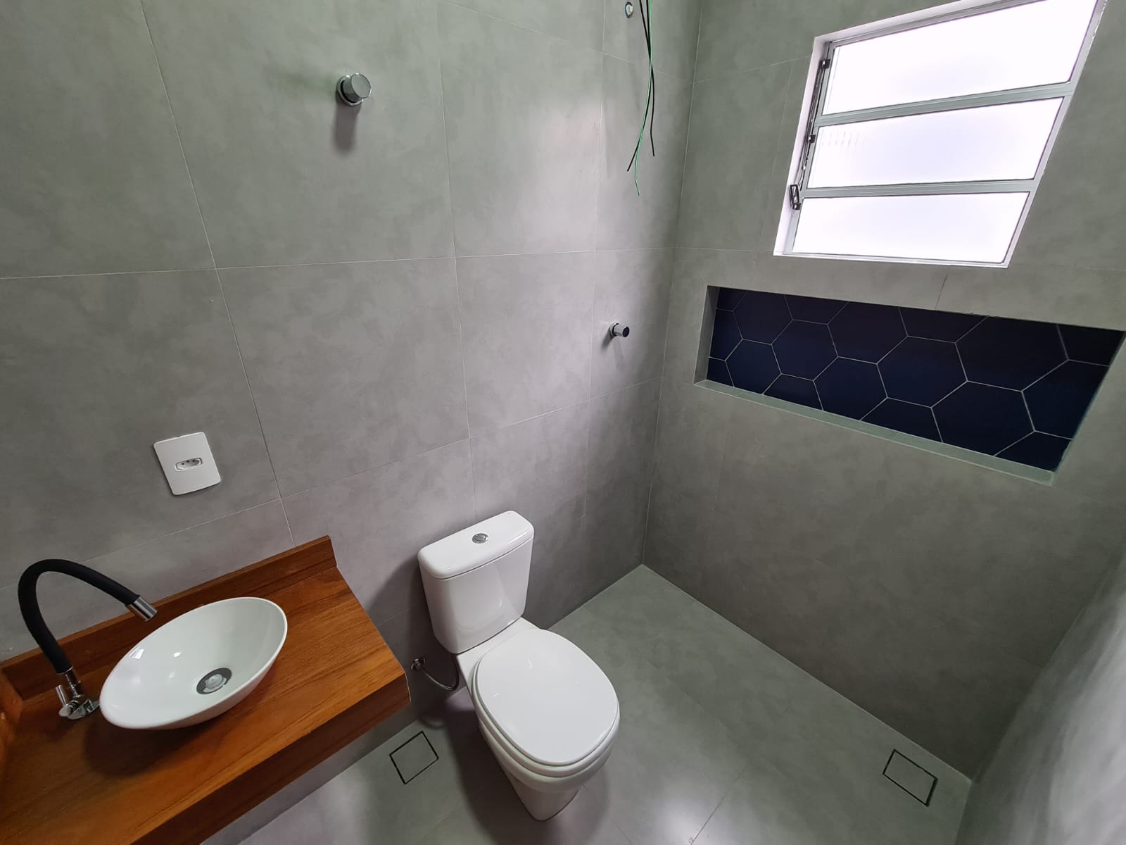 Casa com: 2 quartos, sala e cozinha integradas e garagem + 26 m² gramado Extrema MG - Código 1093