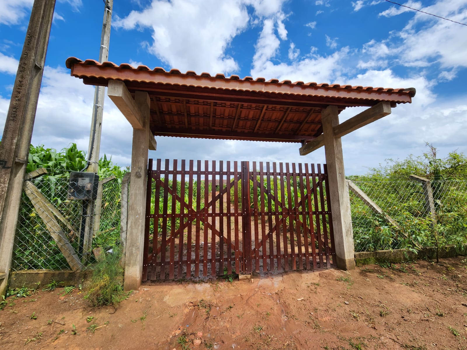 Chácara I casa avarandada com 2 dormitórios, sala de tv, local Munhoz- MG Codigo 1099