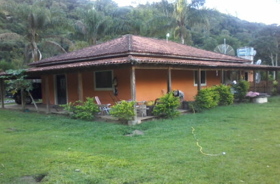 Chácara - Casa com 4 quartos localizada em região turística fundos para o rio em Extrema - MG Código 1112