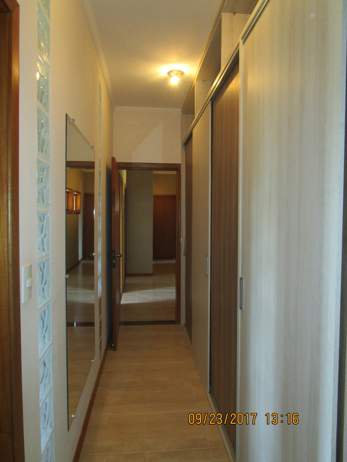 Casa - área 442 m² -  4 quartos (1 suíte com hidro), cozinha e armários planejados, sala com lareira, varanda Cód.1133