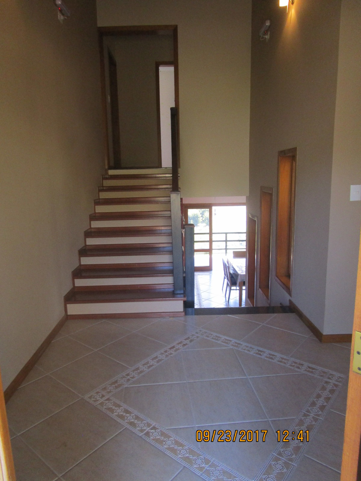 Casa - área 442 m² -  4 quartos (1 suíte com hidro), cozinha e armários planejados, sala com lareira, varanda Cód.1133