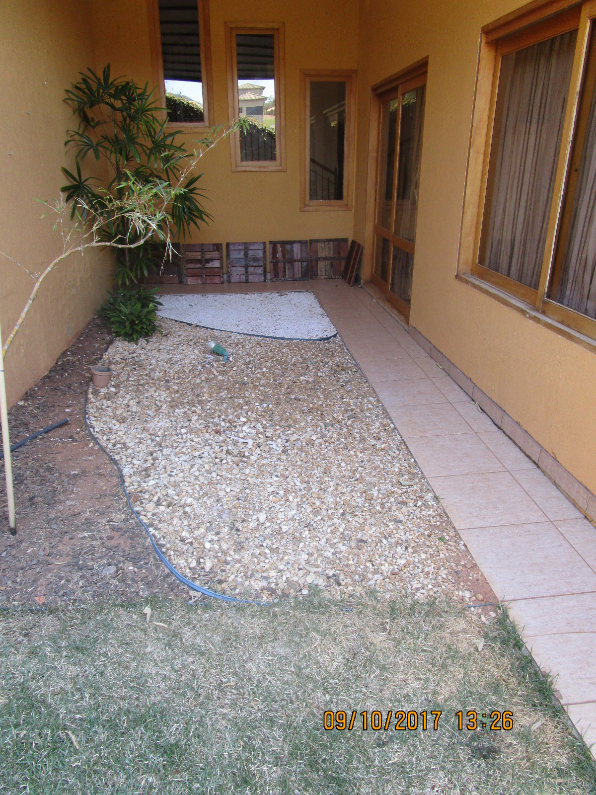 Casa - área 442 m² -  4 quartos (1 suíte com hidro), cozinha e armários planejados, sala com lareira, varanda Cód.1133