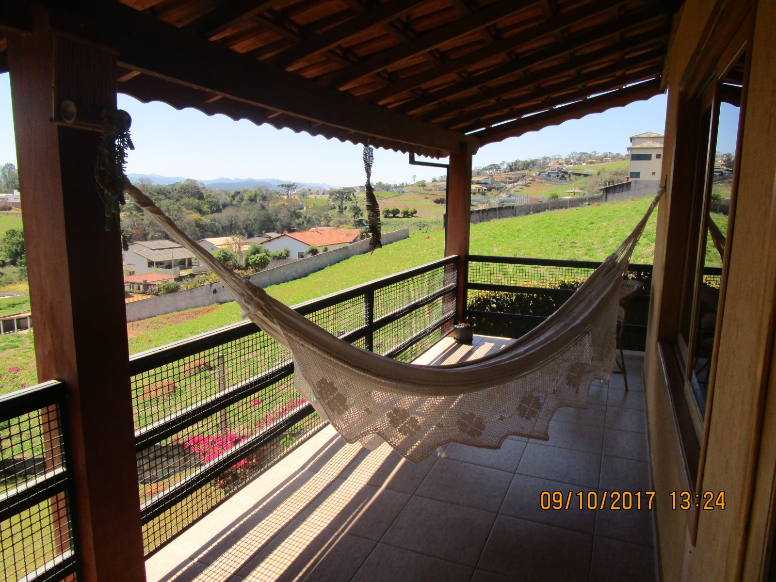 Casa - área 442 m² -  4 quartos (1 suíte com hidro), cozinha e armários planejados, sala com lareira, varanda Cód.1133