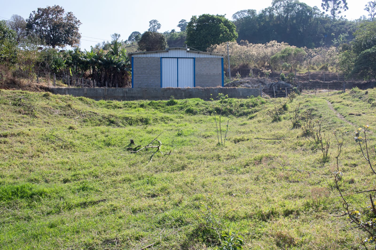 Terreno com galpão de 60 metros muito bem localizado - Munhoz MG - Cod. 1142