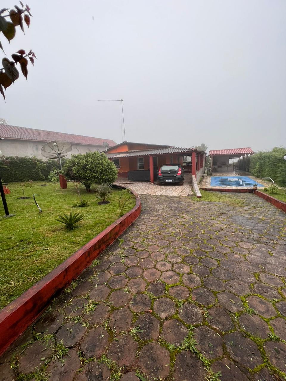 Belíssima chácara localizada em Munhoz, a 12 km da cidade com casa, piscina, pomar Cod. 1046