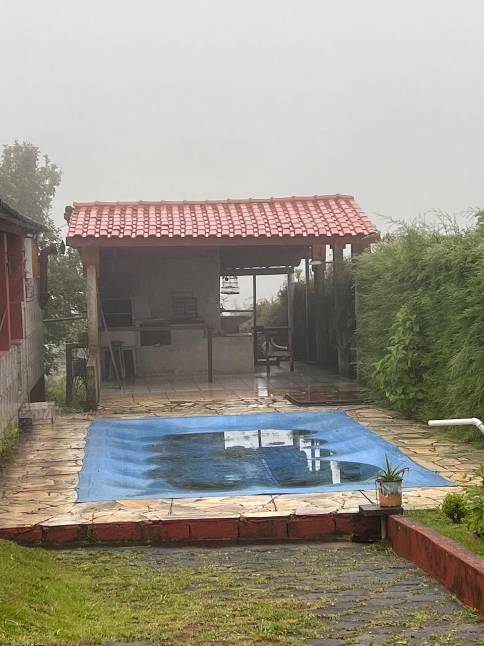 Belíssima chácara localizada em Munhoz, a 12 km da cidade com casa, piscina, pomar Cod. 1046