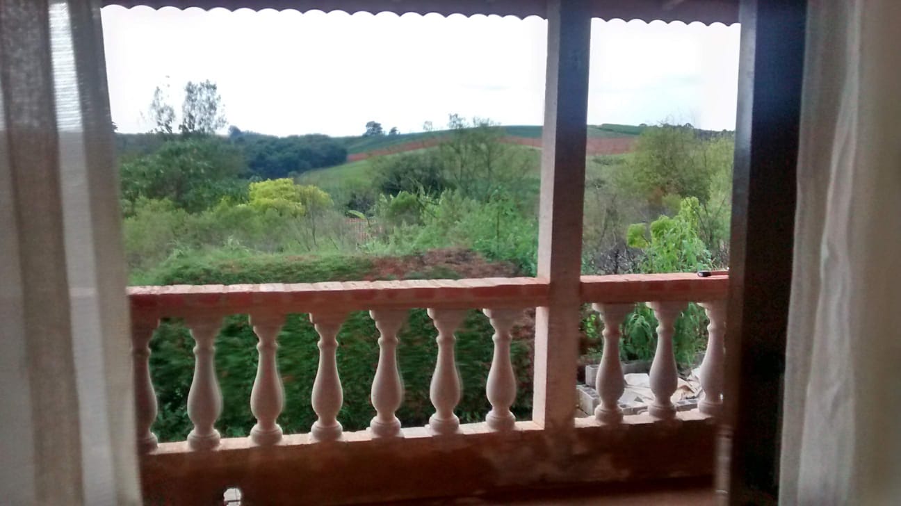 Chácara com casa grande próxima à lago de pesca e cachoeira em Munhoz - MG Cód. 1147