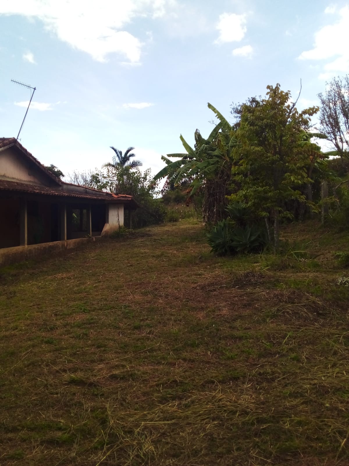 chácara com casa excelente localização topografia plana - Munhos MG