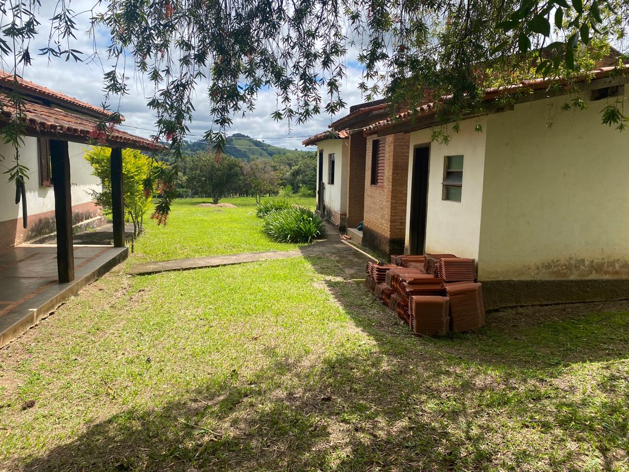 Fazenda com casas, piscina e demais áreas de lazer. ótima topografia em Extrema - MG