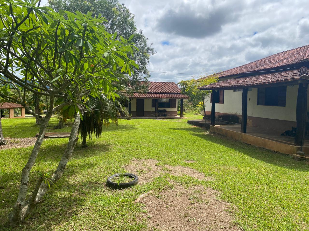 Fazenda com casas, piscina e demais áreas de lazer. ótima topografia em Extrema - MG
