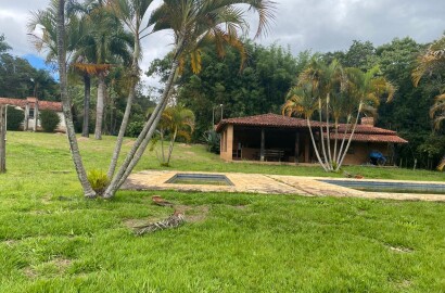 Fazenda com casas, piscina e demais áreas de lazer. ótima topografia em Extrema - MG