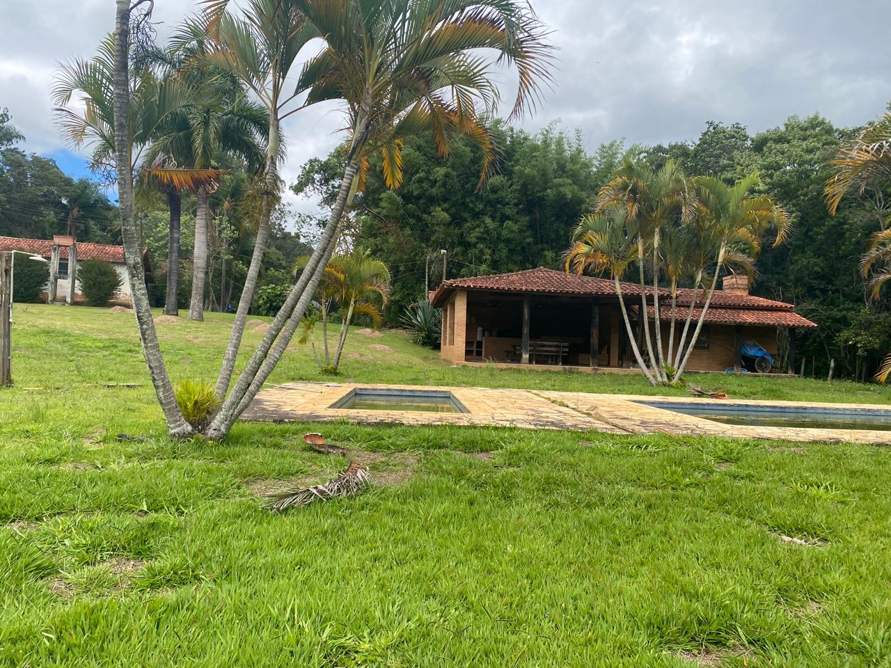 Fazenda com casas, piscina e demais áreas de lazer. ótima topografia em Extrema - MG