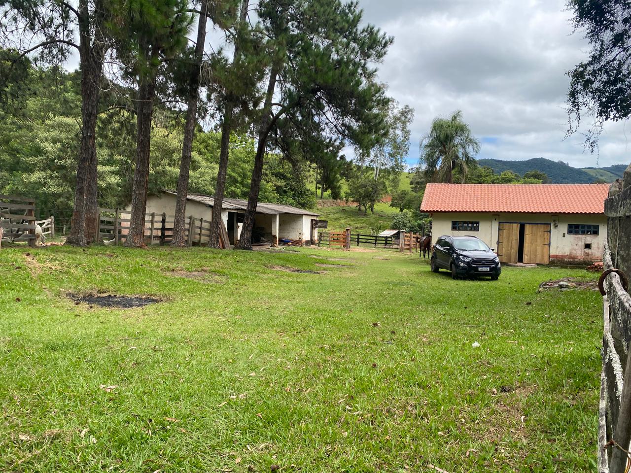 Fazenda com casas, piscina e demais áreas de lazer. ótima topografia em Extrema - MG