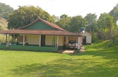 Chácara completa, casa com 4 cômodos mais, quiosque com 2 cômodos em Camanducaia-MG cód. 1204