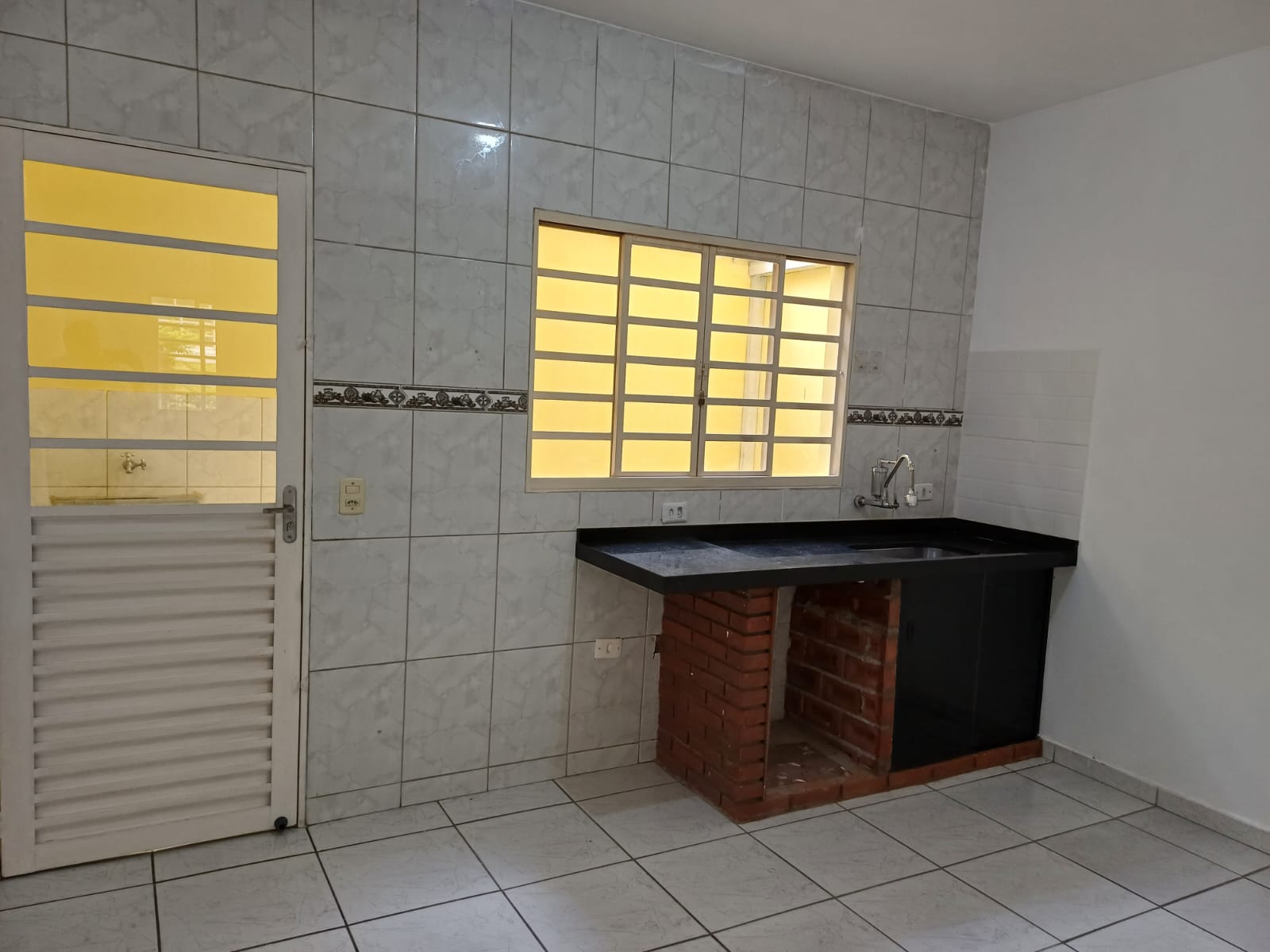 Oportunidade em Extrema! Casa com 2 quartos, garagem e ótima localização a 1km da rodoviária cod 1221