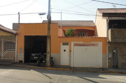 Casa com 3 dormitórios, garagem + edícula + ponto comercial | Extrema - MG | código 131