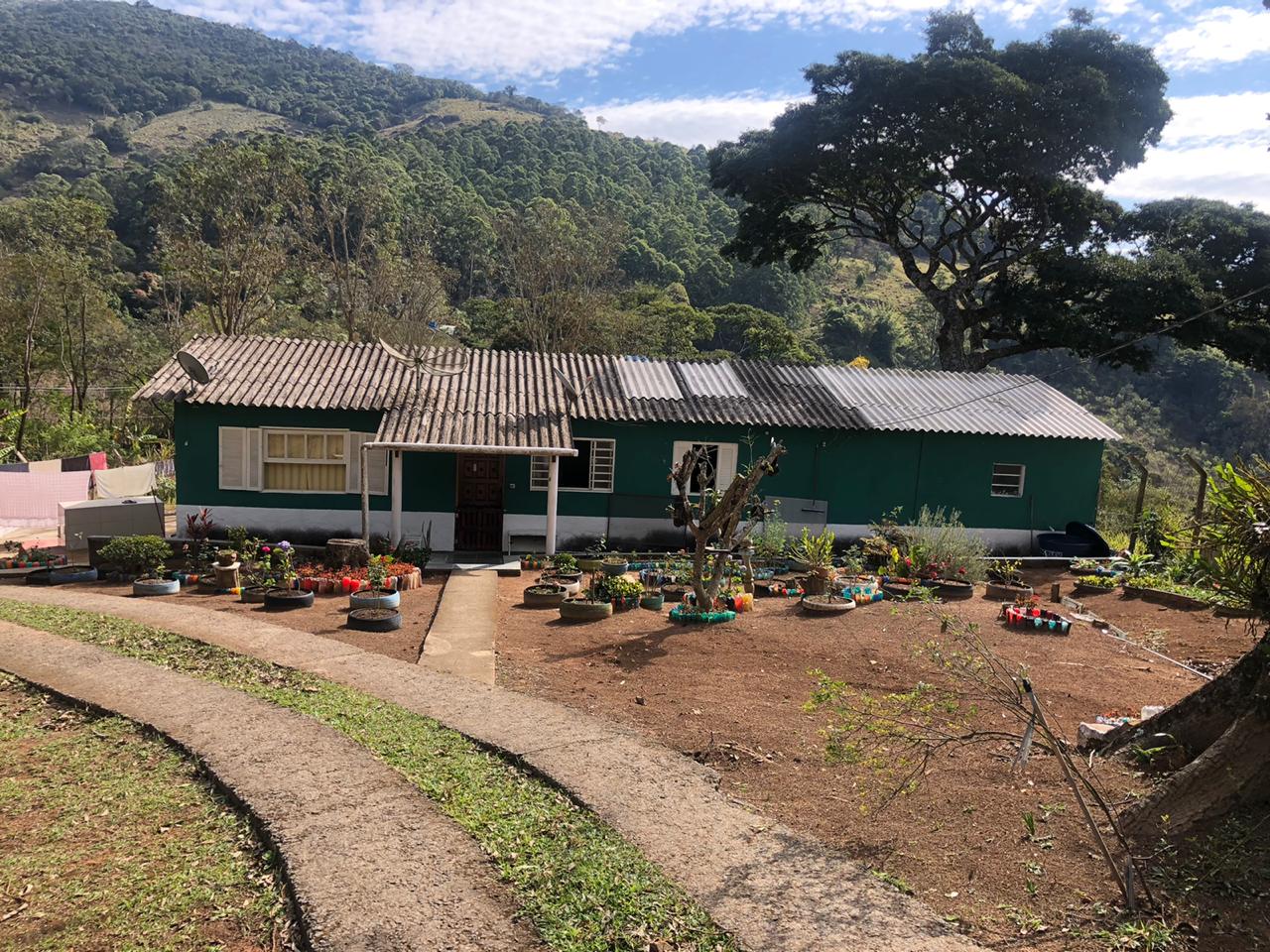 Chácara com piscina, suíte externa. Espaço gourmet. local Extrema MG | código 565