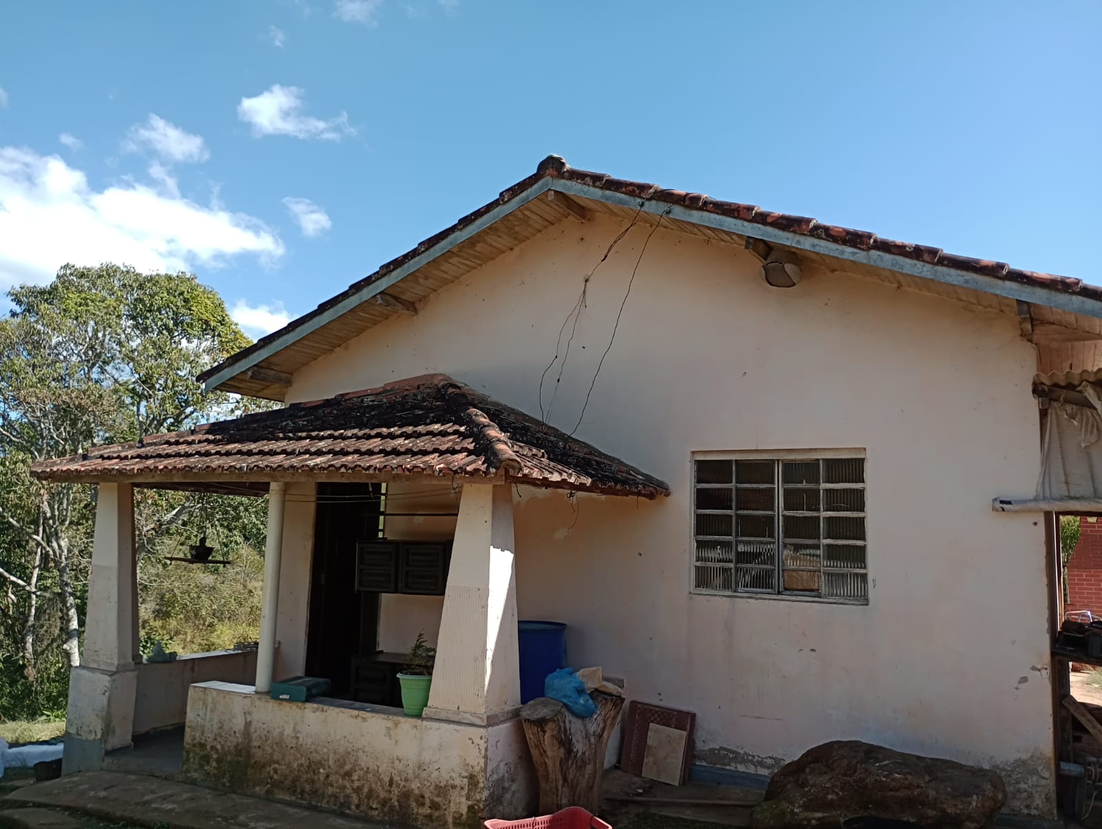 sitio com lago, tanques para peixes, casa, bom acesso | Congonhal - MG