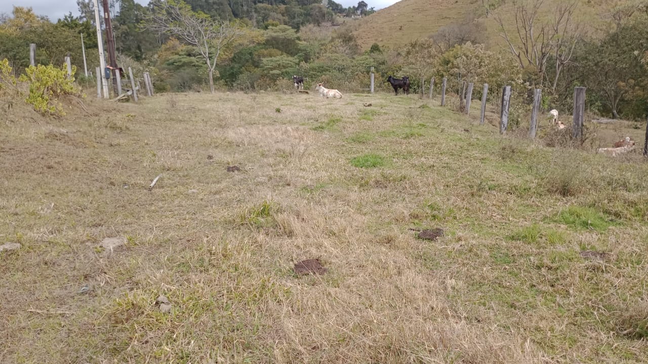 Sítio com nascente, córrego, lago +casa pequena simples; documentado | Extrema - MG  | código 1023