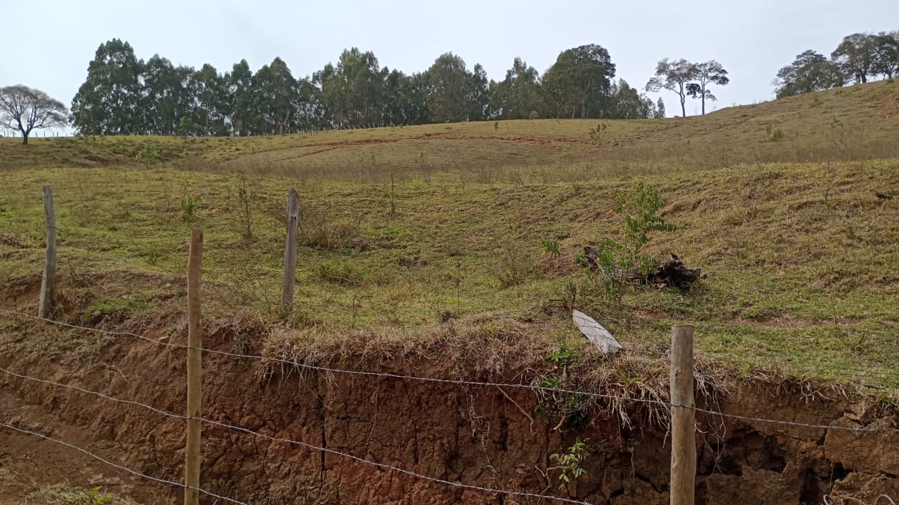 Sítio com nascente, córrego, lago +casa pequena simples; documentado | Extrema - MG  | código 1023