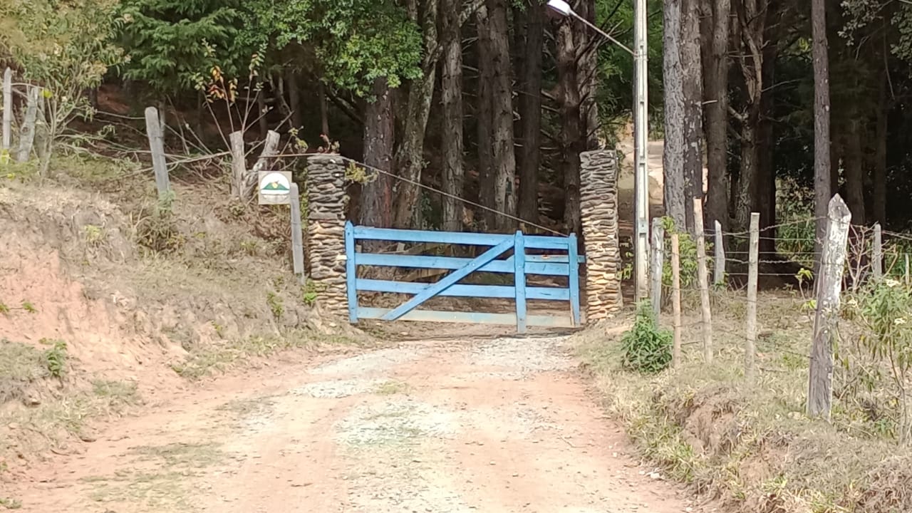 Sítio com nascente, córrego, lago +casa pequena simples; documentado | Extrema - MG  | código 1023