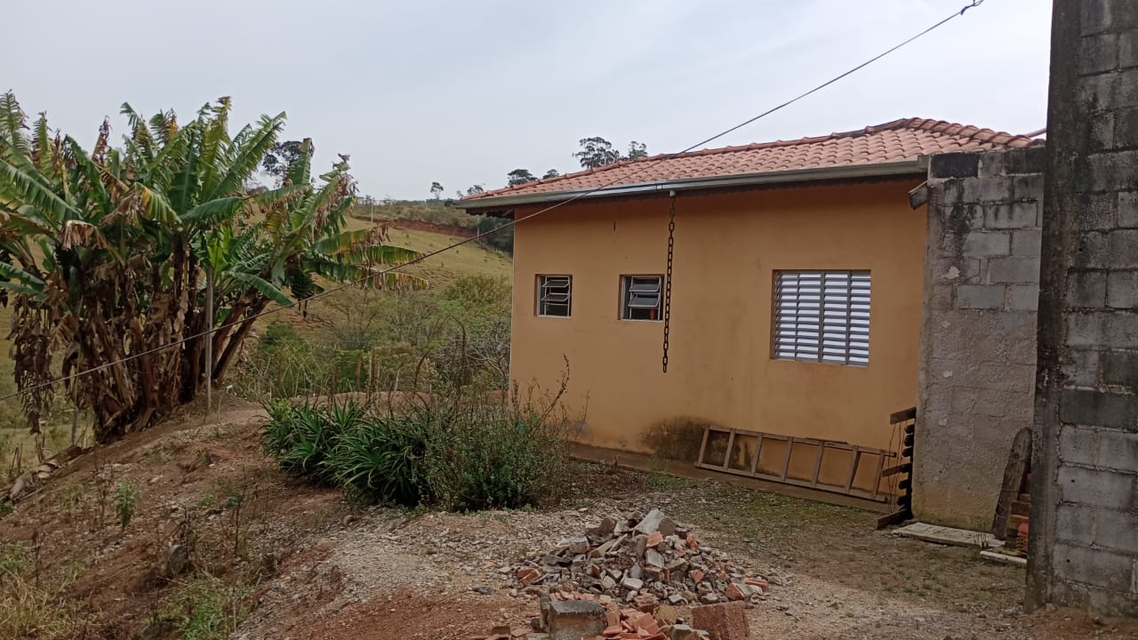 Sítio com nascente, córrego, lago +casa pequena simples; documentado | Extrema - MG  | código 1023