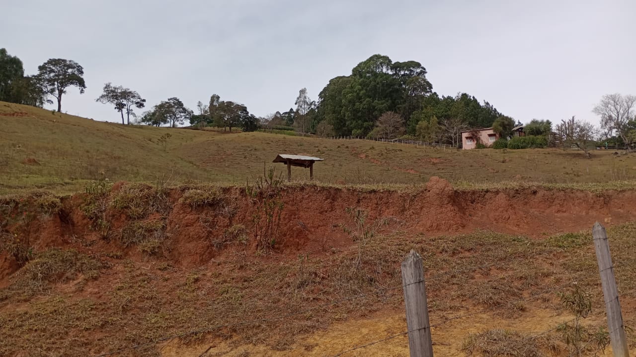 Sítio com nascente, córrego, lago +casa pequena simples; documentado | Extrema - MG  | código 1023