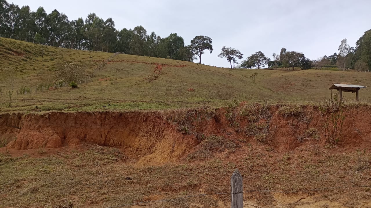 Sítio com nascente, córrego, lago +casa pequena simples; documentado | Extrema - MG  | código 1023