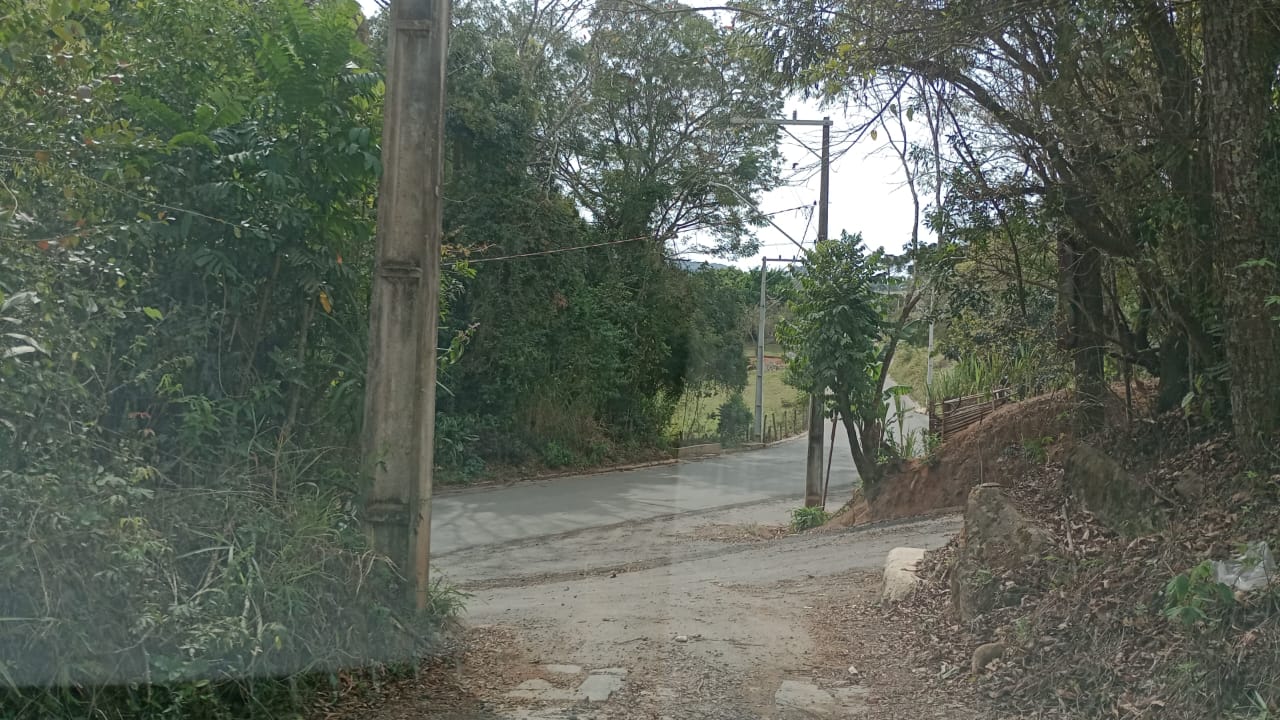 Sítio com nascente, córrego, lago +casa pequena simples; documentado | Extrema - MG  | código 1023