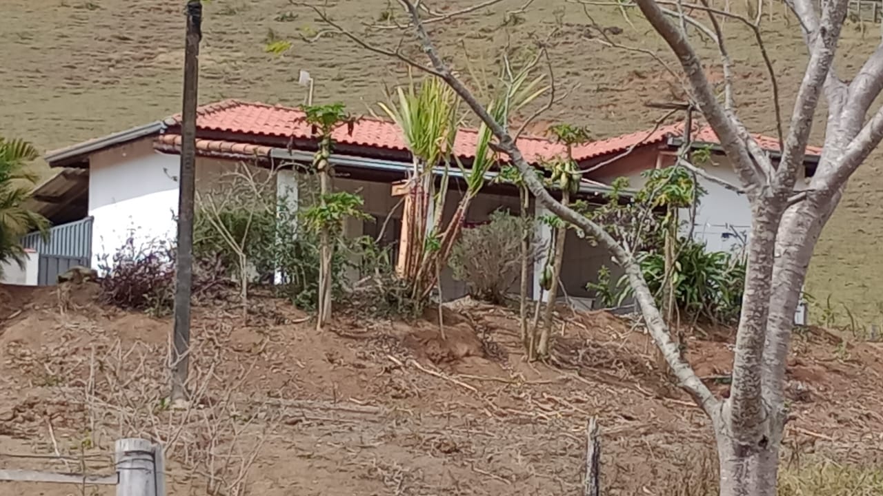 Sítio com nascente, córrego, lago +casa pequena simples; documentado | Extrema - MG  | código 1023
