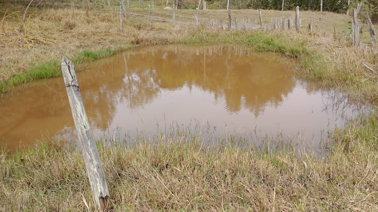Sítio com nascente, córrego, lago +casa pequena simples; documentado | Extrema - MG  | código 1023