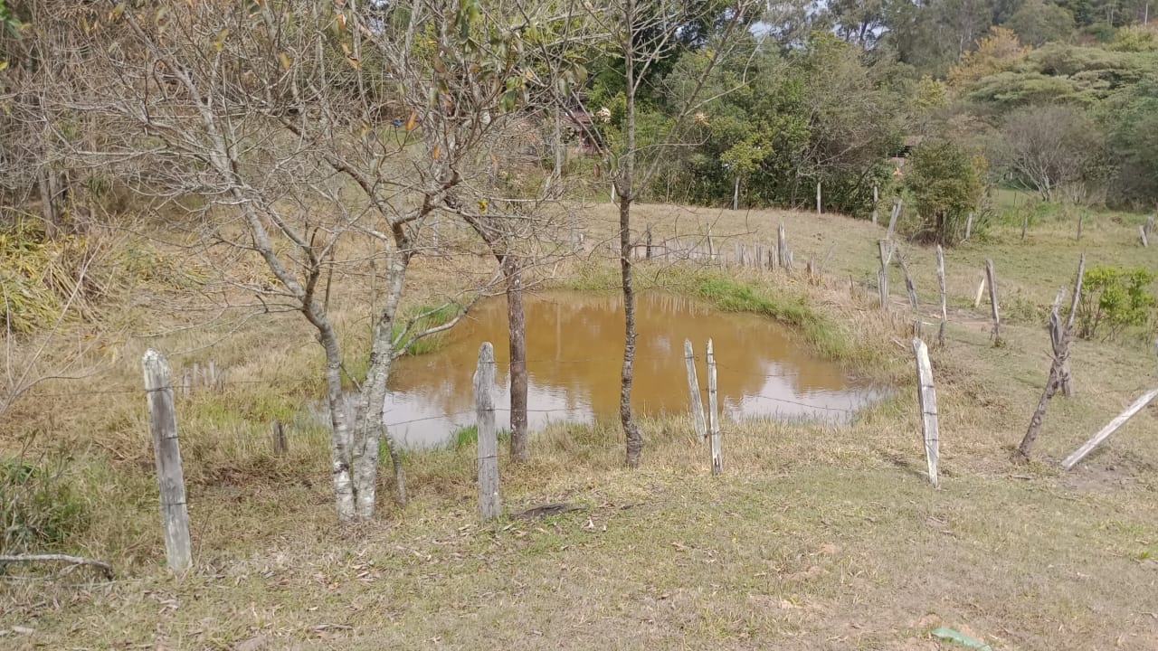 Sítio com nascente, córrego, lago +casa pequena simples; documentado | Extrema - MG  | código 1023