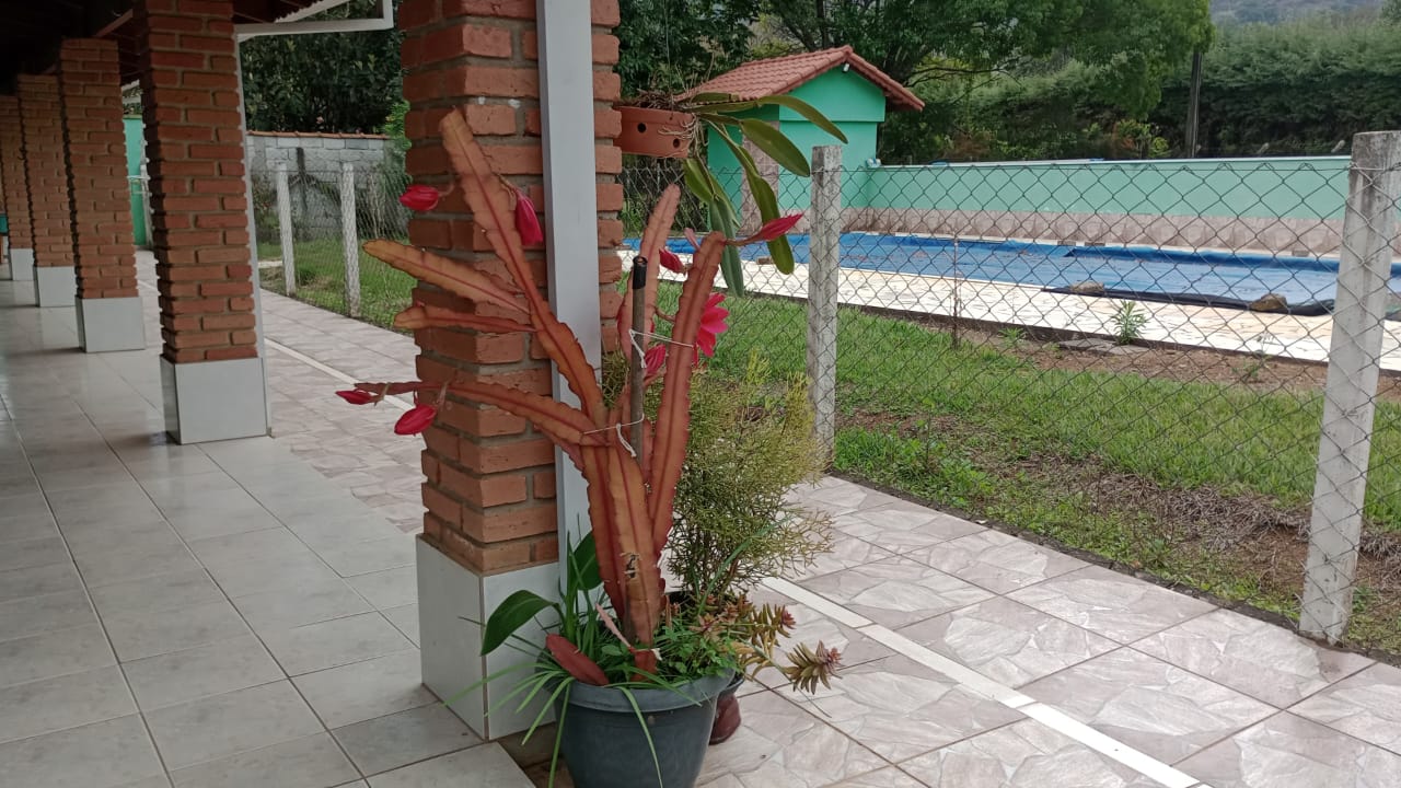 Belíssima Chácara com casa, piscina, taque de peixes, | Extrema - MG  | código 1035