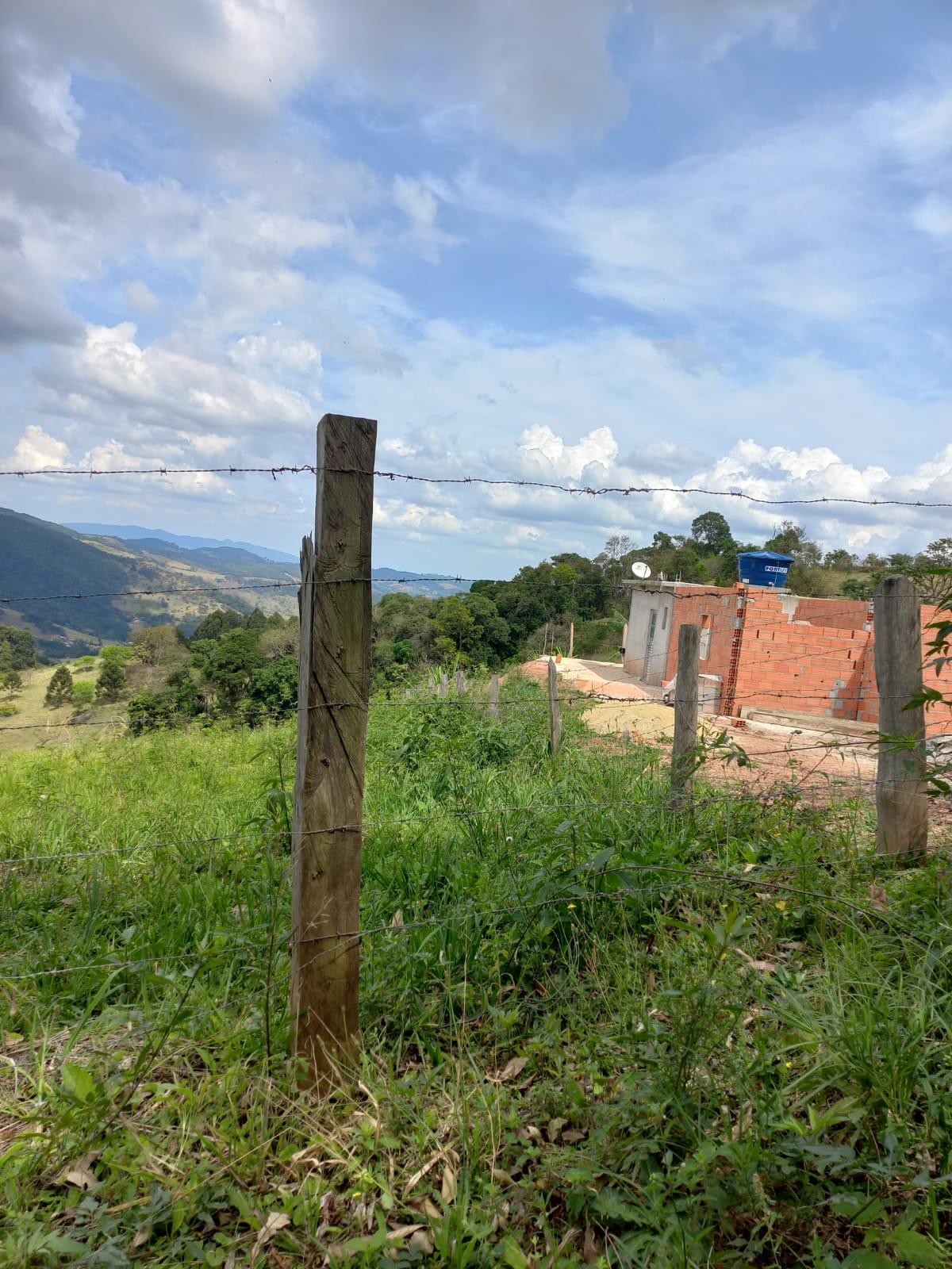 Chácara com: casa nova, pomar, água, luz, internet, sky | Toledo - MG  | código 1036