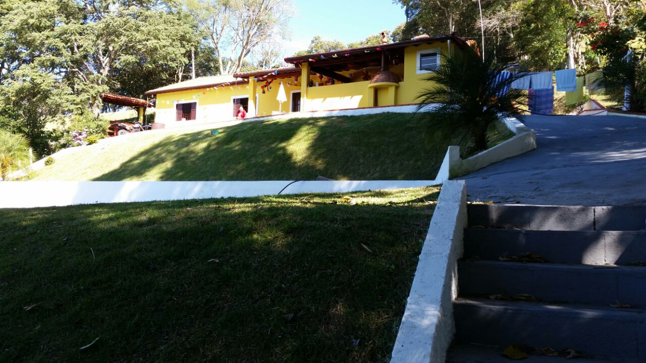 Chácara. casa com 3 quartos,  um com suíte  1  | Extrema -MG  | código 1048